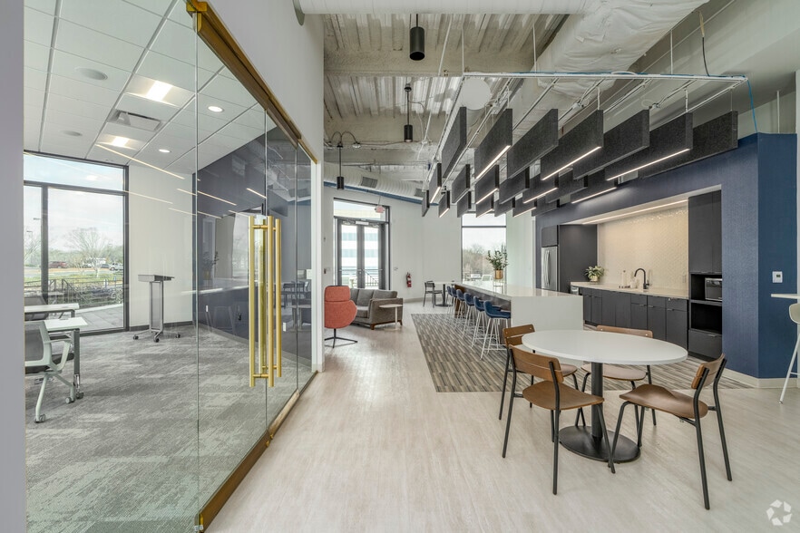 More Photos Of 9144 Arrowpoint Blvd, Charlotte Office For Sale