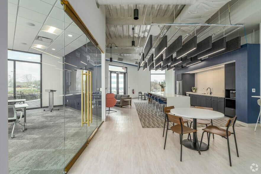 More Photos Of 9144 Arrowpoint Blvd, Charlotte Office For Sale