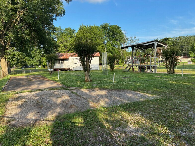 More Photos Of 603 W Lafayette St, Bolivar Light Distribution For Sale