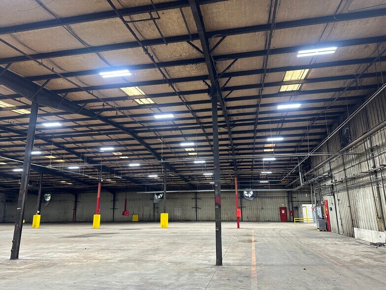 More Photos Of 801 N James Campbell Blvd, Columbia Distribution For Lease