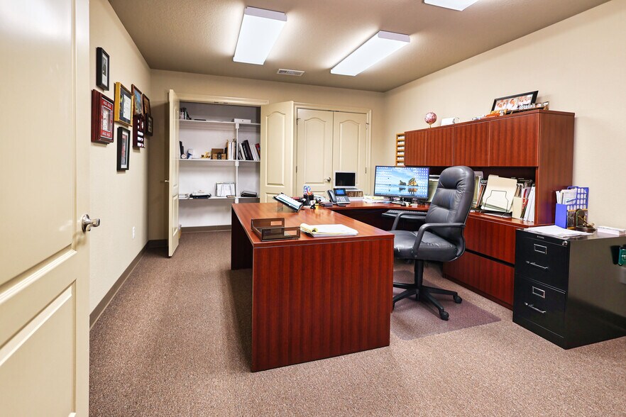 More Photos Of 1391 Plaza Pl, Springdale Office For Sale