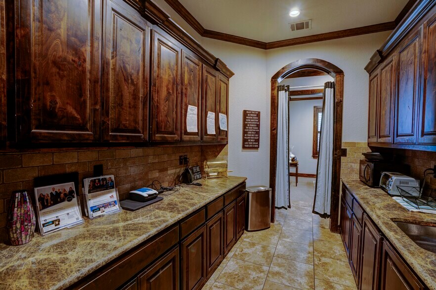 More Photos Of 9125 Belshire Dr, North Richland Hills Office For Lease