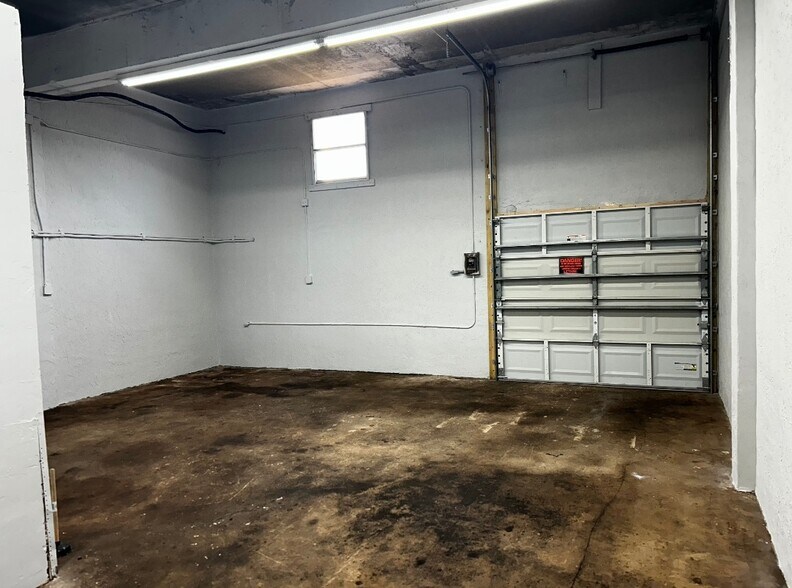 More Photos Of 241 NE 32nd Ct, Oakland Park Warehouse For Lease