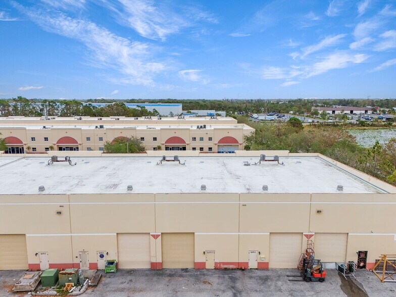 More Photos Of 787 Commerce Dr, Venice Warehouse For Lease