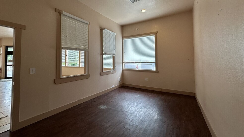 More Photos Of 404 W Main St, Kelso Restaurant For Lease