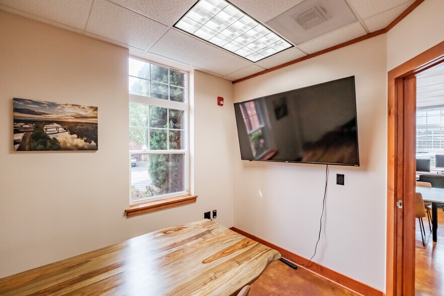 More Photos Of 321 E 1st Ave, Albany Office Residential For Lease