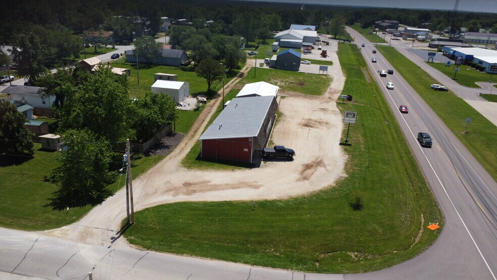 More Photos Of 402-412 S State Highway 5, Versailles General Retail For Sale