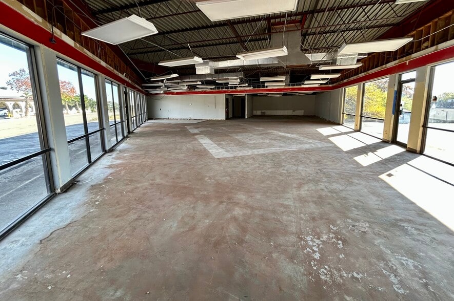 More Photos Of 3434 Cherry Ridge St, San Antonio Freestanding For Sale