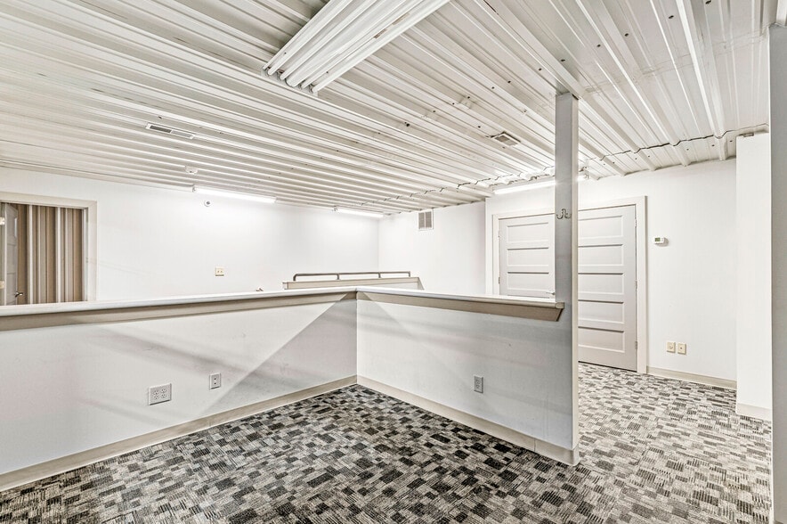 More Photos Of 2601 E 56th St, Indianapolis Light Distribution For Sale