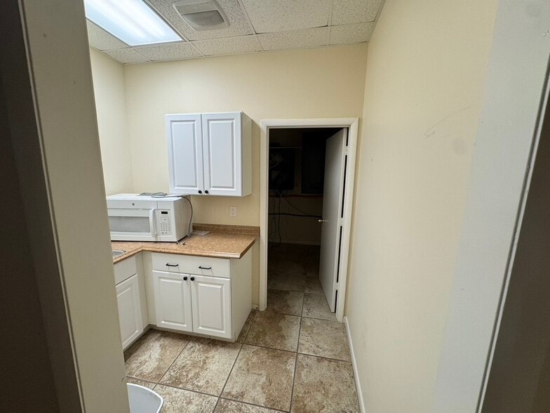 More Photos Of 1161 Sun Century Rd, Naples Warehouse For Lease
