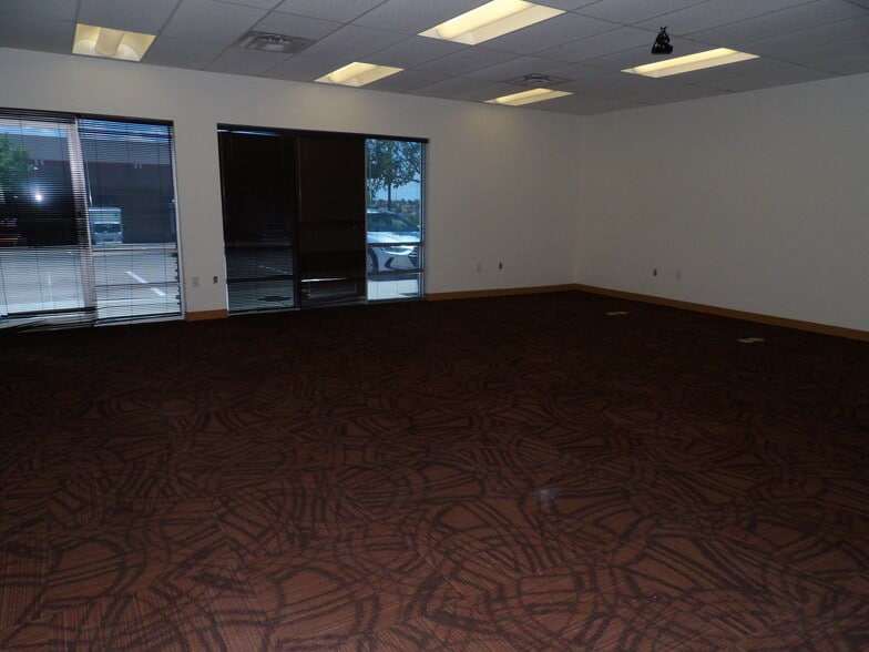 More Photos Of 11500 Pellicano Dr, El Paso Showroom For Sale