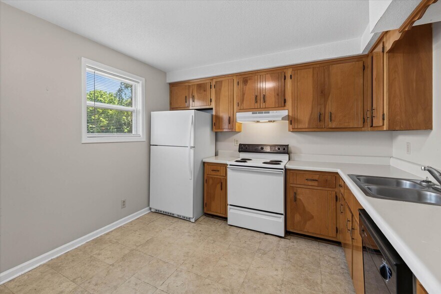 More Photos Of 1531 E Knollwood Cir, Clarksville Apartments For Sale