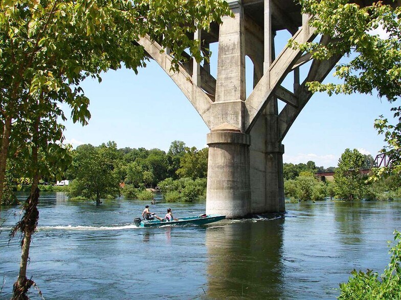 More Photos Of 110 Mc Lean Ave, Cotter Hotel For Sale