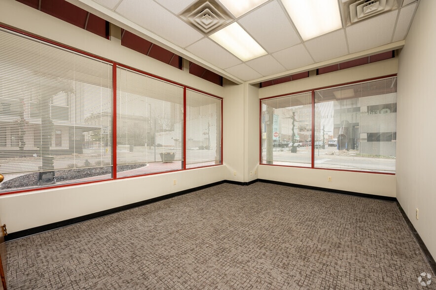 More Photos Of 1106 Meridian St, Anderson Office For Lease