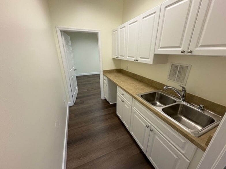 More Photos Of 9015 Americana Rd, Vero Beach Medical For Lease