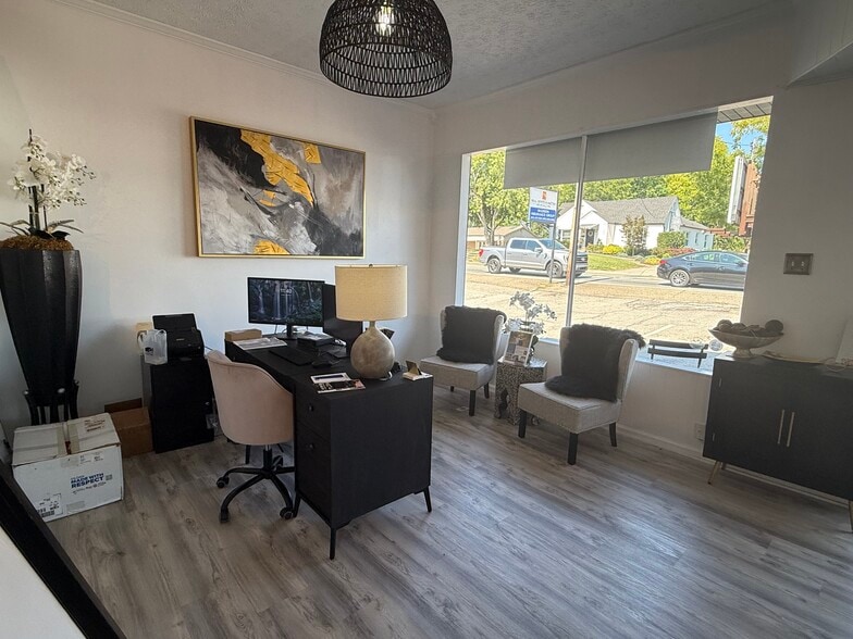 More Photos Of 1004 W Broadway Ave, Maryville Office For Lease
