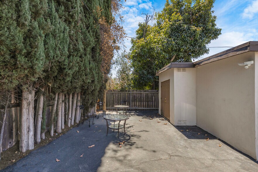 More Photos Of 4956-4960 Kester Ave, Sherman Oaks Apartments For Sale
