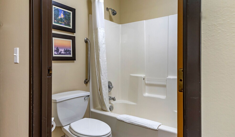 More Photos Of 9742 Woodlane Dr, Dimondale Hotel For Sale