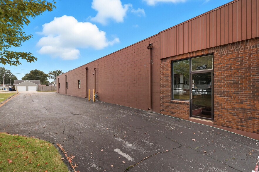 More Photos Of 3006 Avenue of the Cities, Moline Flex For Sale