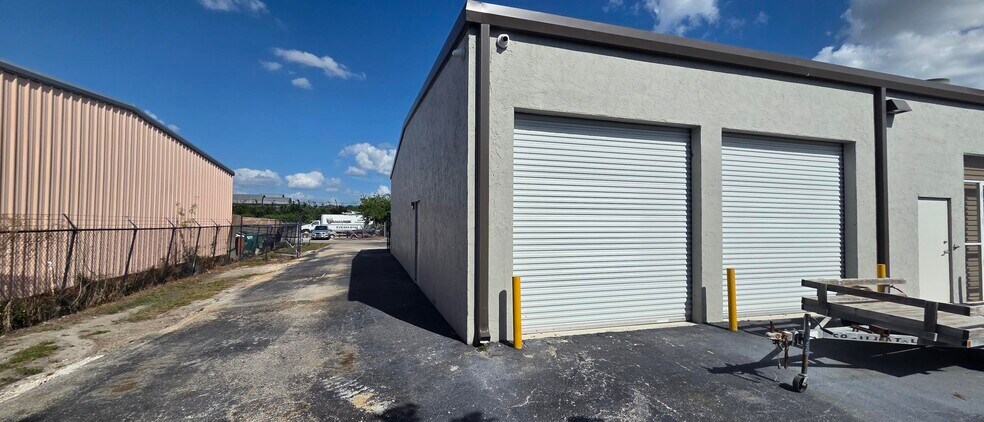 More Photos Of 5751 Houchin St, Naples Warehouse For Lease