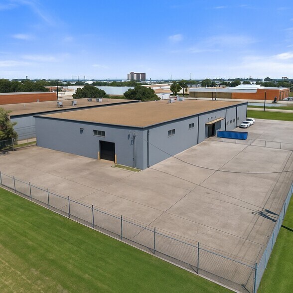 More Photos Of 8901 Directors Row, Dallas Distribution For Lease