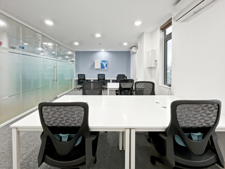 More Photos Of 3333-7 Rue Royale, Saint Charles Coworking Space