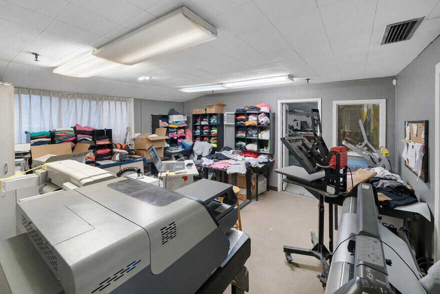 More Photos Of 580 Sw Broad St, Jesup Light Manufacturing For Sale