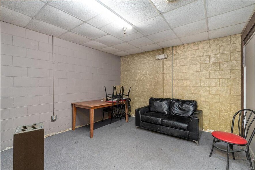 More Photos Of 512 Old Route 66, Saint Robert Showroom For Sale