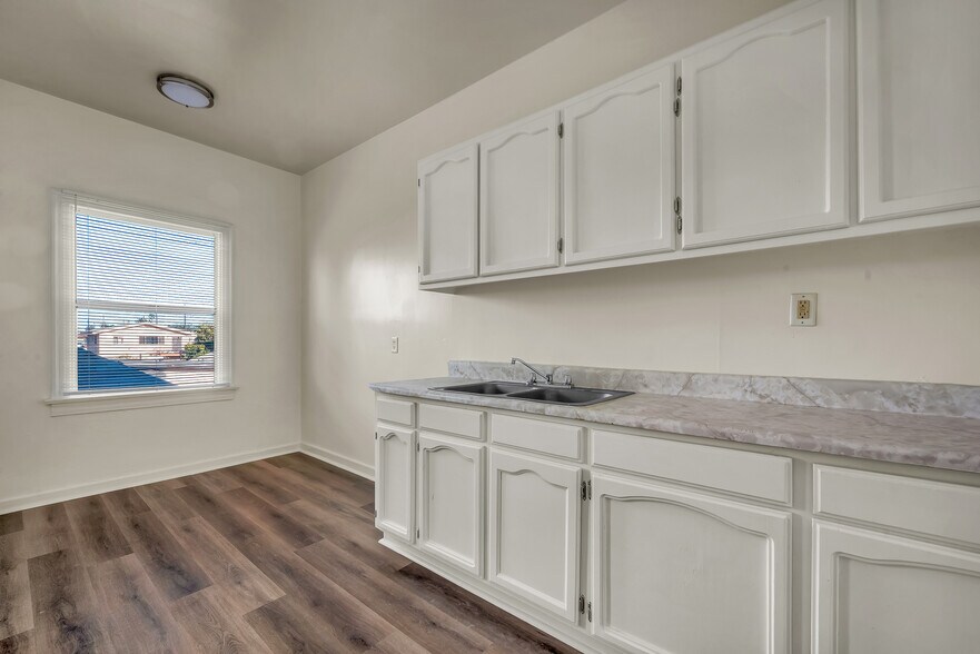 More Photos Of 1628 W 45th St, Los Angeles Apartments For Sale