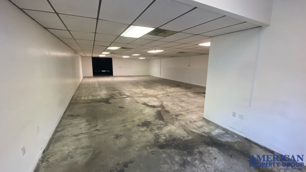 More Photos Of 6111-6121 Clark Center Ave, Sarasota Showroom For Lease