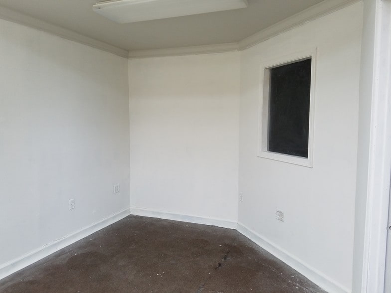 More Photos Of 18775 N Frederick Rd, Gaithersburg Warehouse For Lease