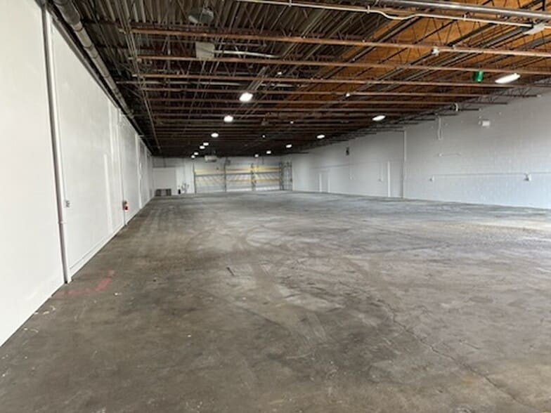 More Photos Of 6704 Pingree Rd, Crystal Lake Manufacturing For Lease