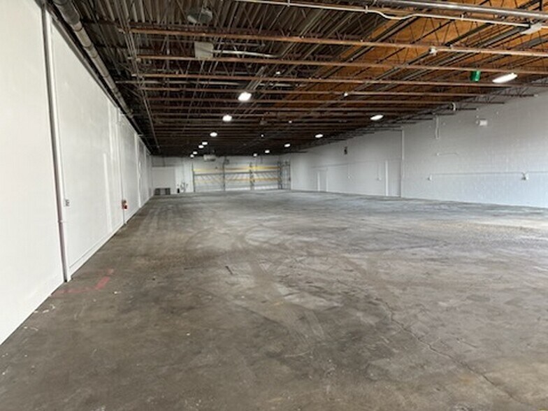 More Photos Of 6704 Pingree Rd, Crystal Lake Manufacturing For Lease