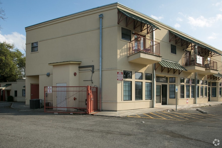 More Photos Of 3010-3012 N Saint Marys St, San Antonio Apartments For Lease