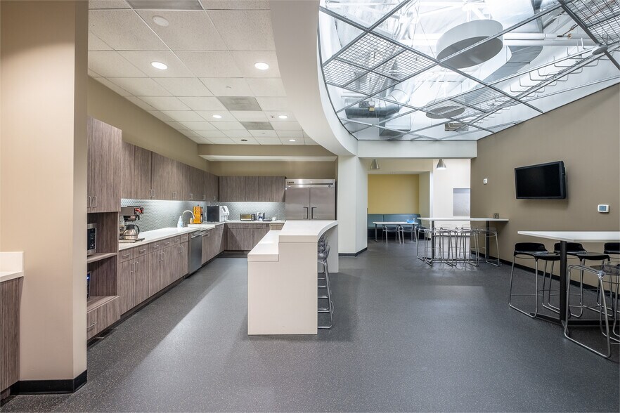 More Photos Of 5923 Peachtree Industrial Blvd, Peachtree Corners Light Distribution For Lease