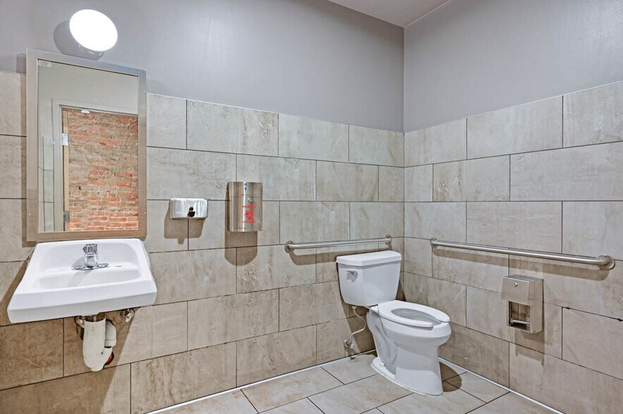 More Photos Of 106 W San Francisco St, Santa Fe General Retail For Lease