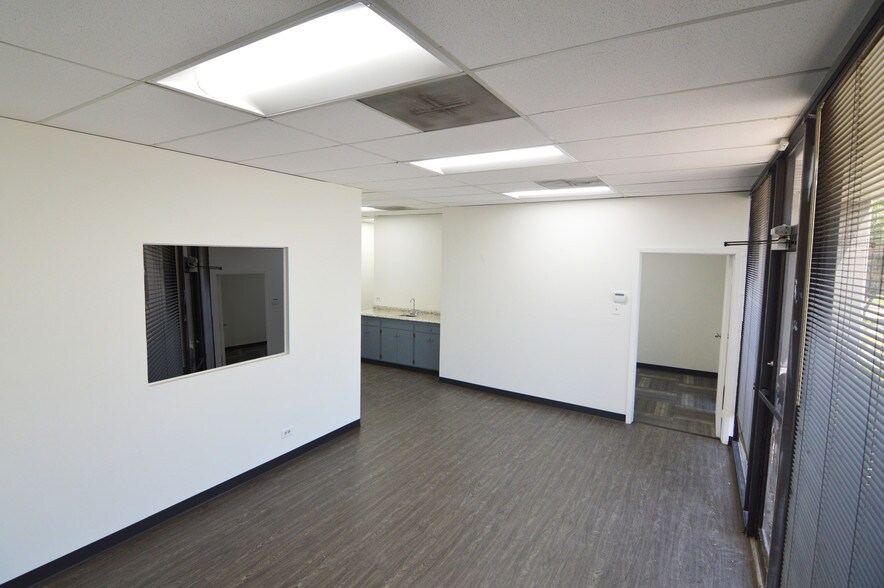 More Photos Of 8666 Huebner Rd, San Antonio Research And Development For Lease