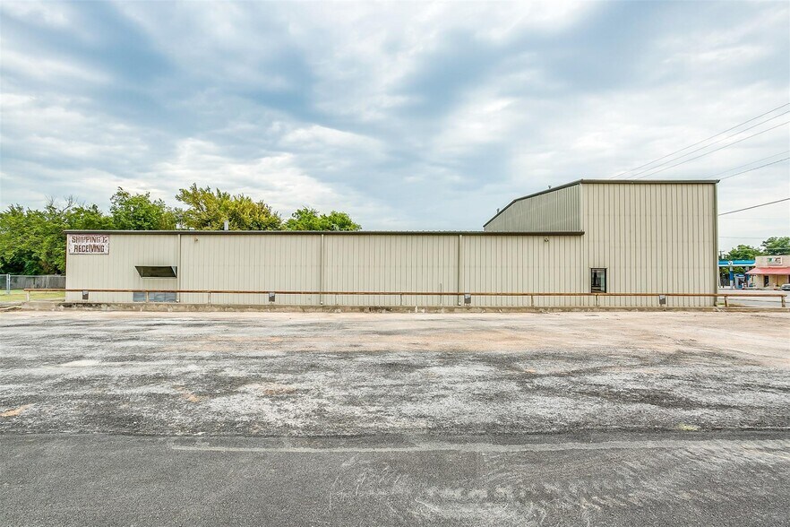 More Photos Of 117 W Rock Island Ave, Boyd Light Manufacturing For Lease