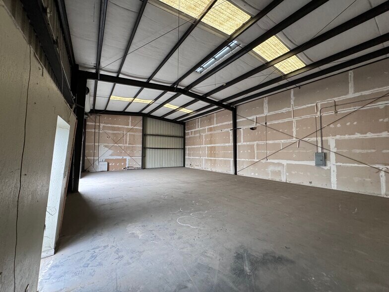 More Photos Of 5753-5755 W Barstow Ave, Fresno Warehouse For Lease