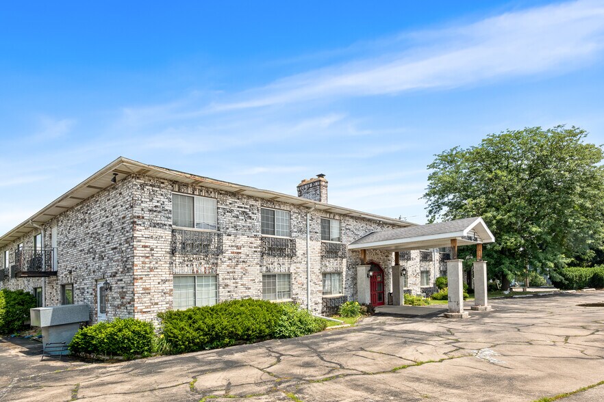 More Photos Of 240 E Fond du Lac St, Ripon Hotel For Sale