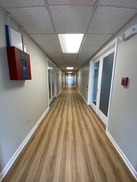 More Photos Of 222 E Wisconsin Ave, Lake Forest Office For Lease