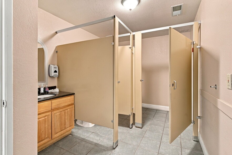 More Photos Of 403 W 11th St, Tracy Office For Sale