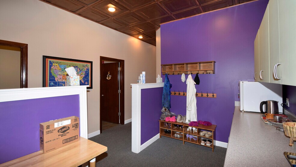 More Photos Of 1024-1036 Busse Hwy, Park Ridge Showroom For Lease