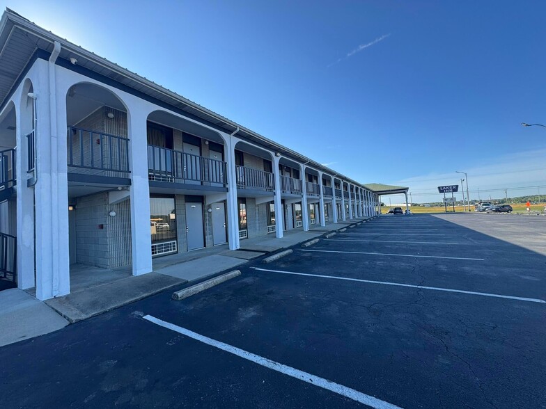 More Photos Of 990 Maple St, Russell Springs Hotel For Sale