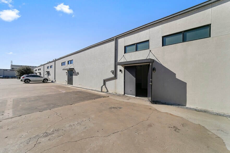 More Photos Of 136 Glass St, Dallas Storefront For Lease