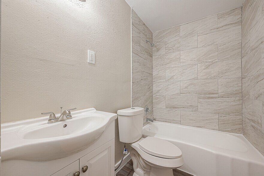 More Photos Of 2207 1/2 Cedar Bayou Rd, Baytown Apartments For Sale