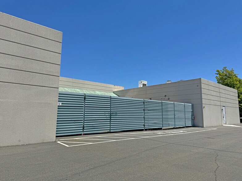 More Photos Of 424 Aviation Blvd, Santa Rosa Industrial For Sale
