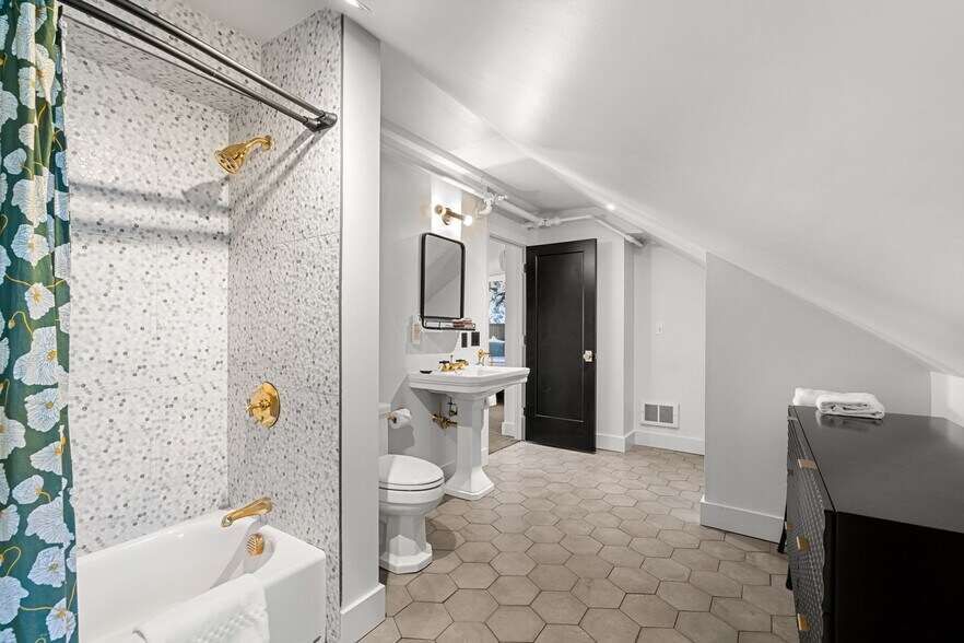 More Photos Of 409 The Hill, Portsmouth Hotel For Sale
