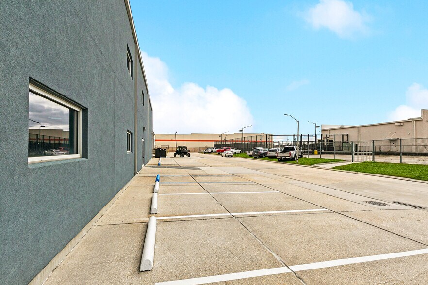 More Photos Of 8411 Parc Pl, Chalmette Office For Sale