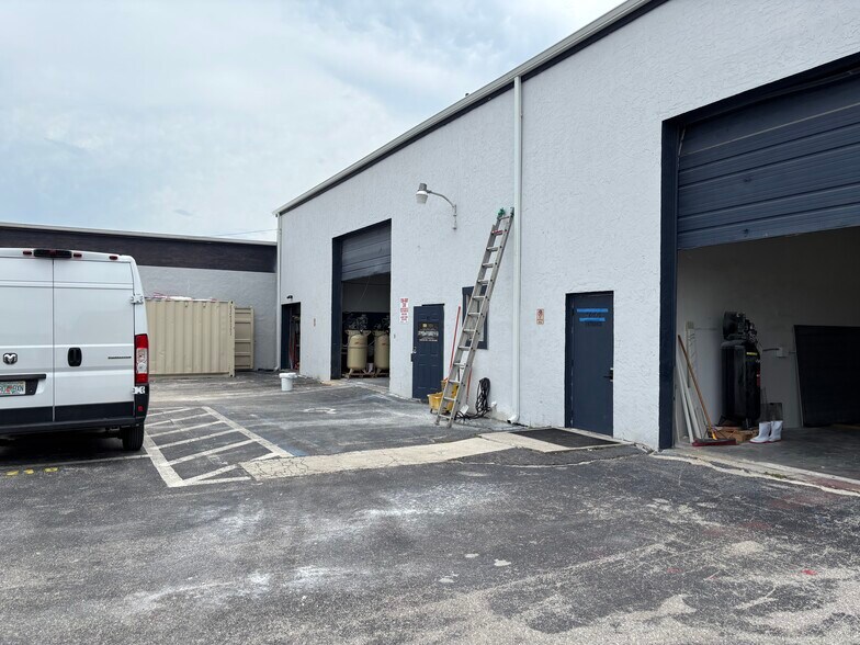More Photos Of 944 Country Club Blvd, Cape Coral Warehouse For Lease